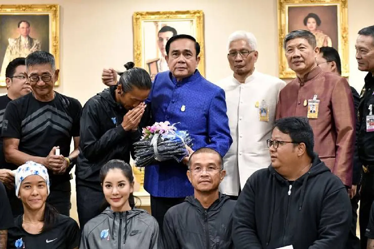 บิ๊กตู่บริจาคเงินให้"ตูน"แนะรักษาสุขภาพพร้อมอวยพรให้ประสบความสำเร็จ