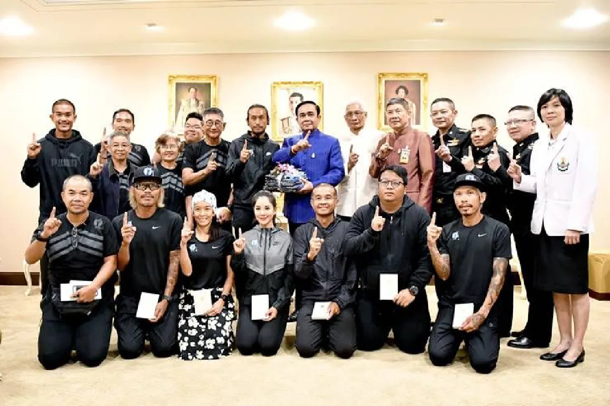 บิ๊กตู่บริจาคเงินให้"ตูน"แนะรักษาสุขภาพพร้อมอวยพรให้ประสบความสำเร็จ