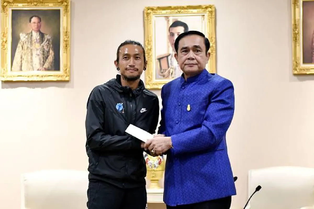 บิ๊กตู่บริจาคเงินให้"ตูน"แนะรักษาสุขภาพพร้อมอวยพรให้ประสบความสำเร็จ