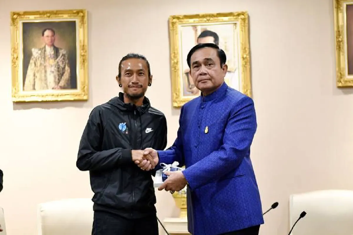 บิ๊กตู่บริจาคเงินให้"ตูน"แนะรักษาสุขภาพพร้อมอวยพรให้ประสบความสำเร็จ