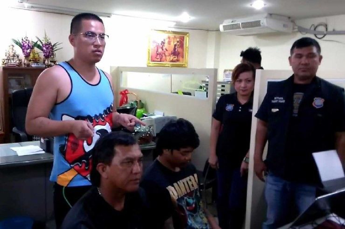 หนุ่มเก็บทรัพย์นักท่องเที่ยวได้ไม่ส่งคืน แต่ให้เพื่อนไปขายสุดท้ายเจอตร.ตามรวบ หนุ่มเก็บทรัพย์นักท่องเที่ยวได้ไม่ส่งคืน แต่ให้เพื่อนไปขายสุดท้ายเจอตร.ตามรวบ