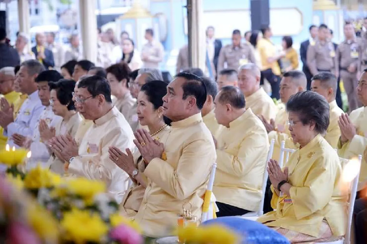 นายกฯนำครม.ตักบาตรถวายเป็นพระราชกุศลแด่ในหลวงร.9