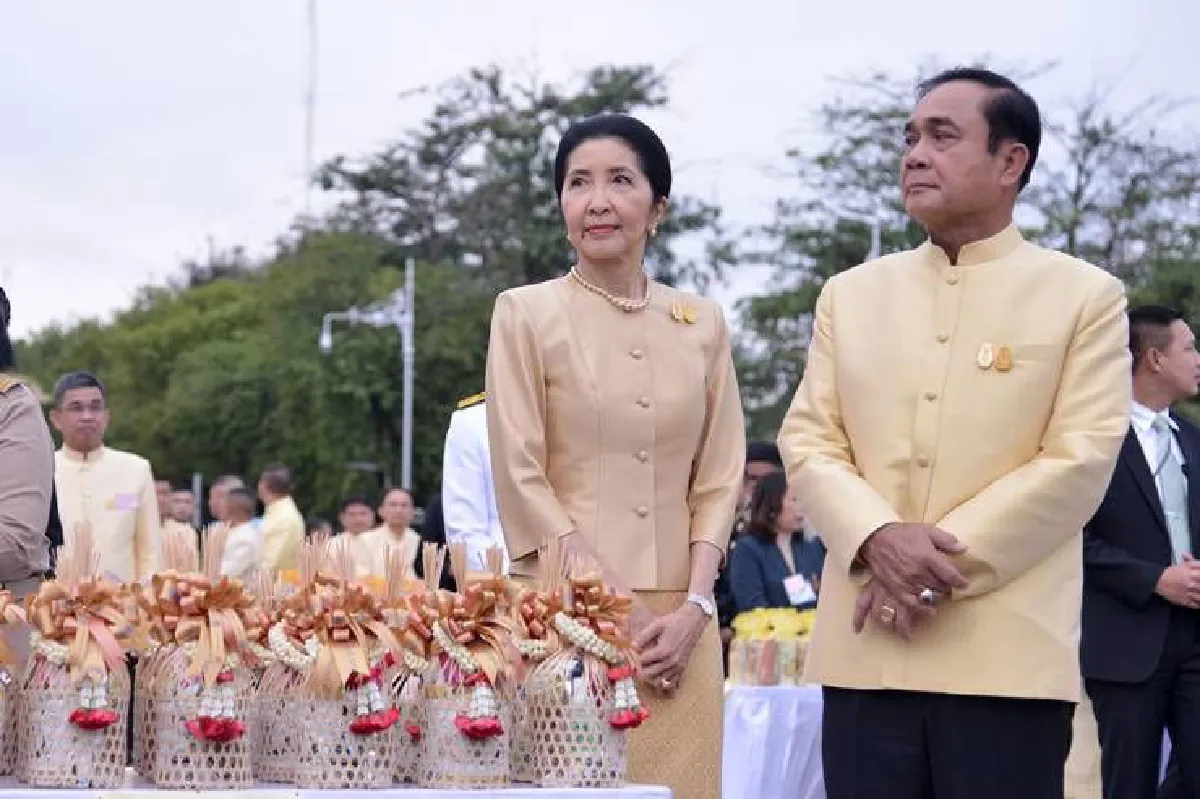 นายกฯนำครม.ตักบาตรถวายเป็นพระราชกุศลแด่ในหลวงร.9
