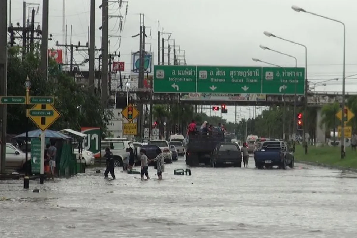 นครศรีฯพบแล้ว2ศพผู้โดยสารรถบัสถูกน้ำป่าซัดพลิกคว่ำ