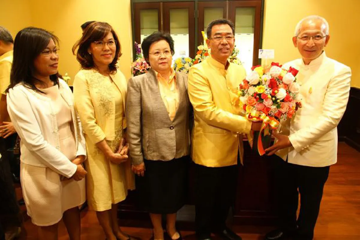 นายแพทย์ธีระเกียรติ เจริญเศรษฐศิลป์ รัฐมนตรีว่าการกระทรวงศึกษาธิการ ให้การต้อนรับและแสดงความยินดี