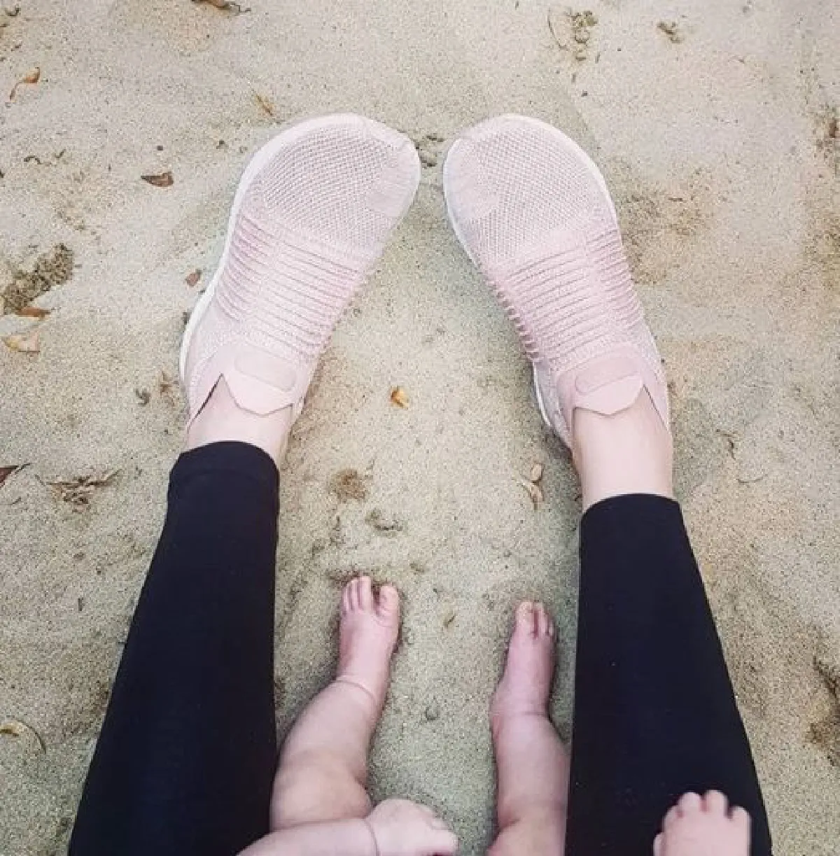 ทริปแรกของลูกแฝด! ชมพู่ อารยา พาน้องสายฟ้า-พายุ เที่ยวทะเล