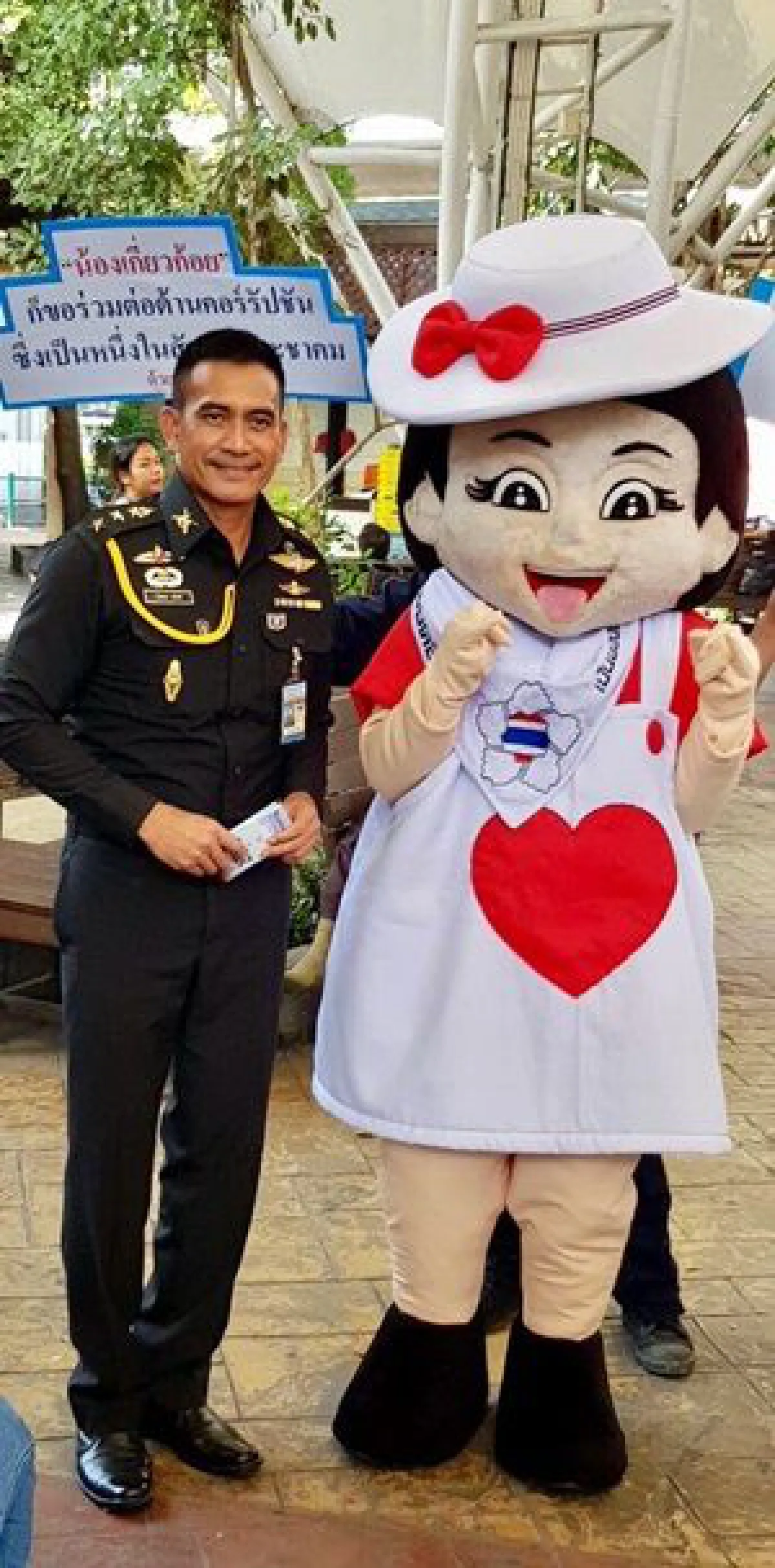 ผู้พันเบิร์ดควงน้องเกี่ยวก้อยปลุกกระแสปรองดอง