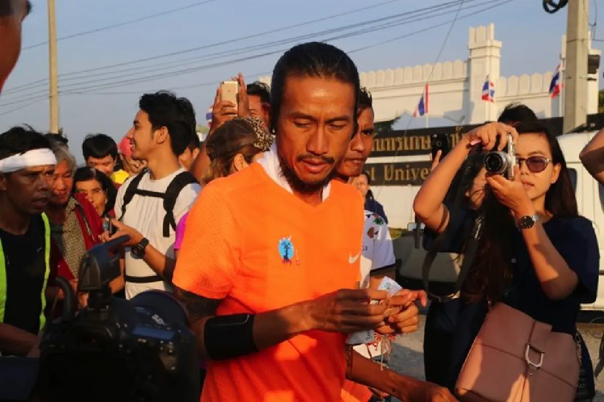 'ตูน' ถึงชัยนาทยอดใกล้แตะ700 ล้าน ร่วมร้อง'แสงสุดท้าย'