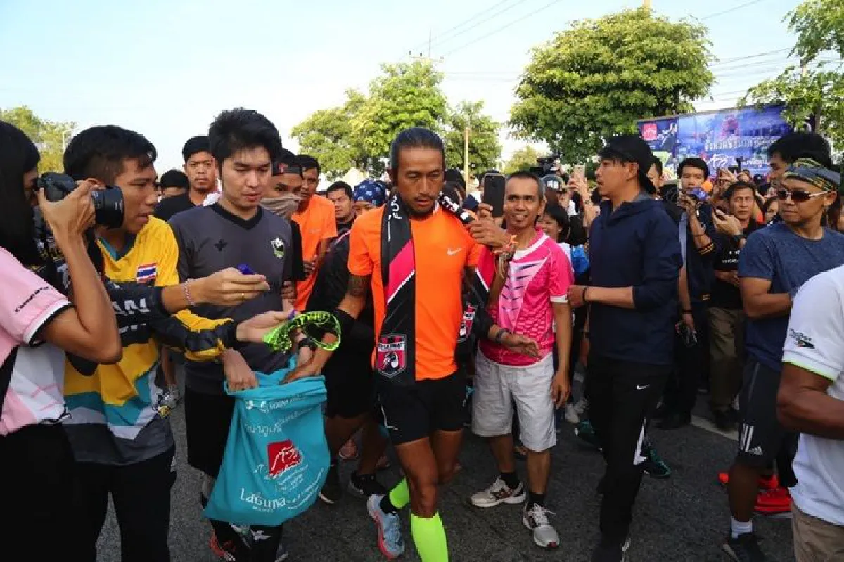 'ตูน' ถึงชัยนาทยอดใกล้แตะ700 ล้าน ร่วมร้อง'แสงสุดท้าย'