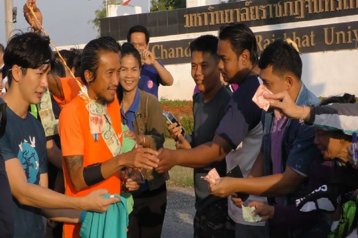 'ตูน' ถึงชัยนาทยอดใกล้แตะ700 ล้าน ร่วมร้อง'แสงสุดท้าย'