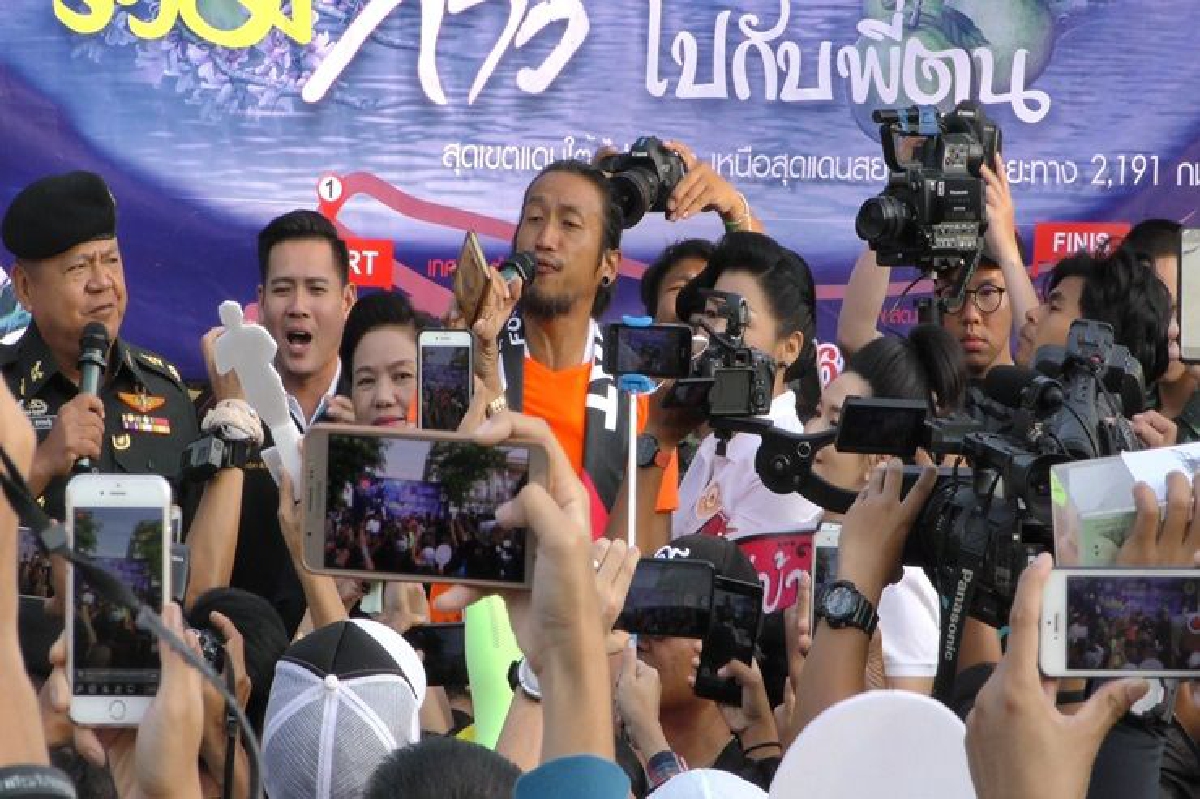 'ตูน' ถึงชัยนาทยอดใกล้แตะ700 ล้าน ร่วมร้อง'แสงสุดท้าย' 'ตูน' ถึงชัยนาทยอดใกล้แตะ700 ล้าน ร่วมร้อง'แสงสุดท้าย'