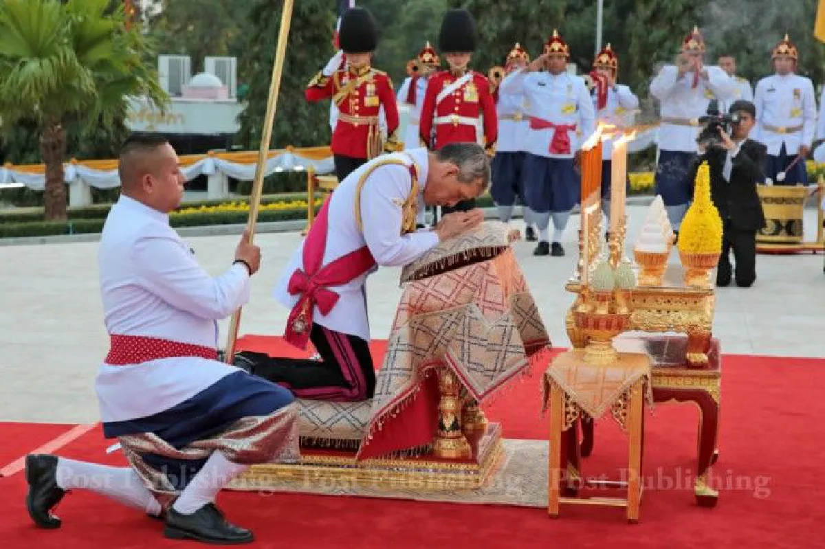 สมเด็จพระเจ้าอยู่หัวเสด็จฯทรงวางพานพุ่มพระบรมราชานุสาวรีย์ร.7