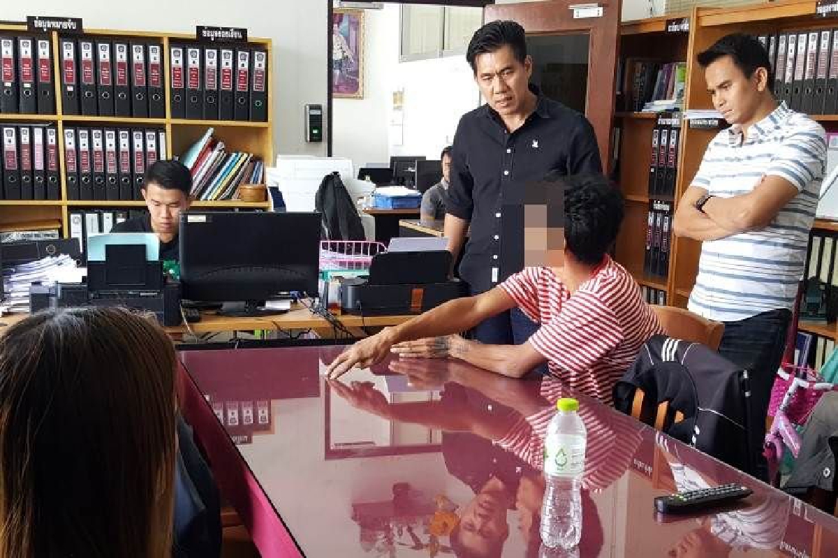 หนุ่มช่างแอร์ลอบบุกห้องสาวหวังช็อตแอร์ให้พังจะได้เรียกมาซ่อม หนุ่มช่างแอร์ลอบบุกห้องสาวหวังช็อตแอร์ให้พังจะได้เรียกมาซ่อม