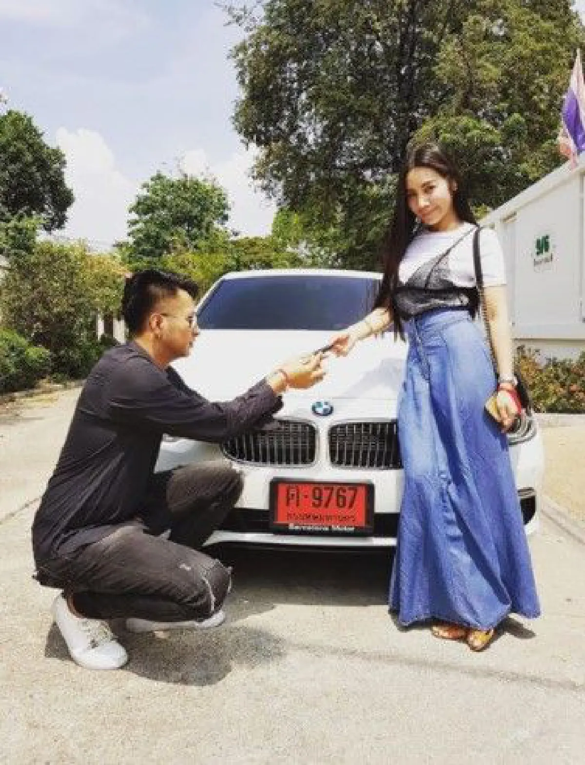 "บอล เชิญยิ้ม" ควัก 2 แสนซื้อกำไลฝังเพชร ของขวัญวันเกิดภรรยา