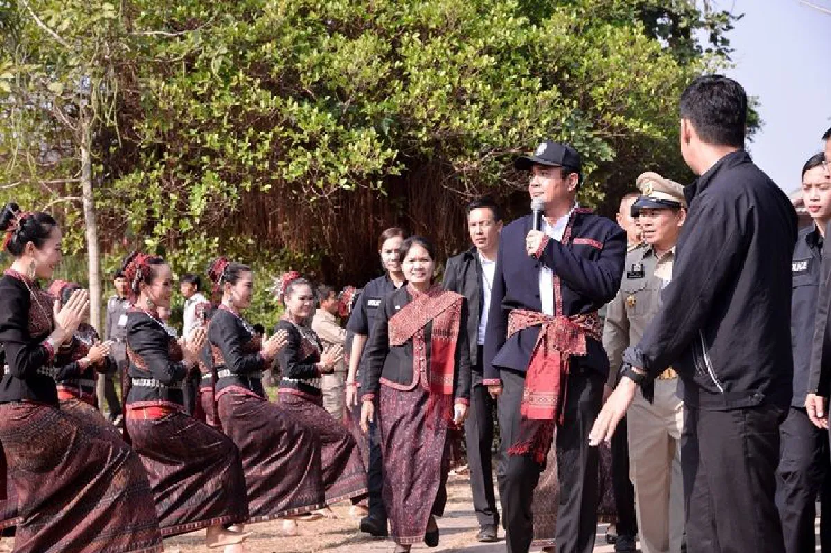 "บิ๊กตู่"ตรวจราชการกาฬสินธุ์นั่งรถอีแต๊ก ฟ้อนรำกับชาวบ้าน