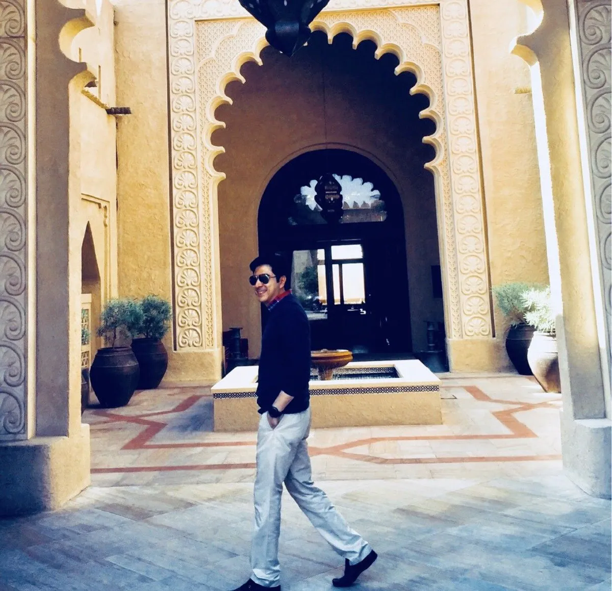 แซม ยุรนันท์ ขี่อูฐเล่นกลางทะเลทราย หล่อเท่ไม่เปลี่ยนในวัย 54 ปี