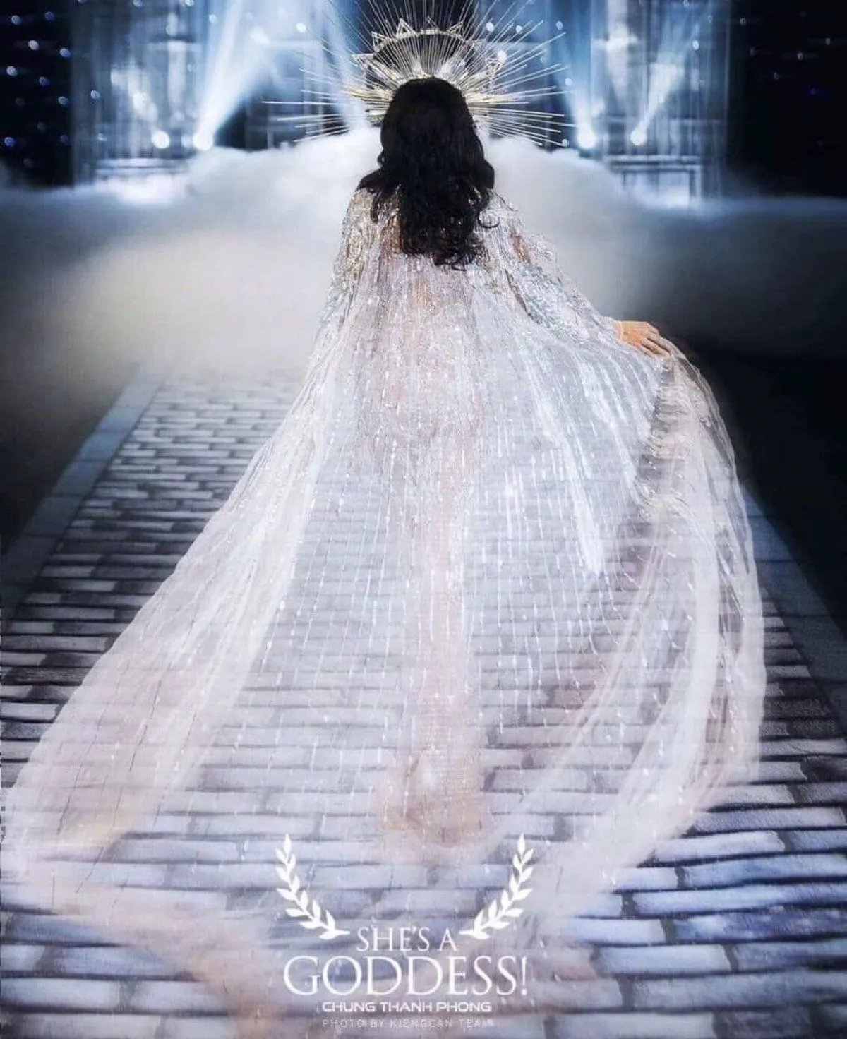 สุดอลังการ! ลูกเกด เมทินี เดินแบบชุดฟินนาเล่ที่เวียดนาม