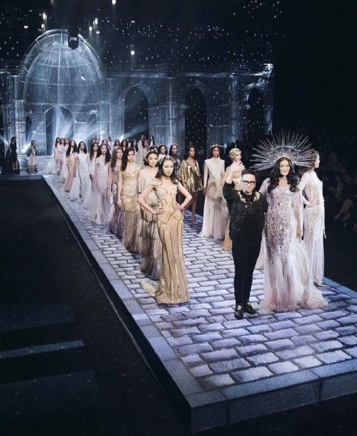 สุดอลังการ! ลูกเกด เมทินี เดินแบบชุดฟินนาเล่ที่เวียดนาม