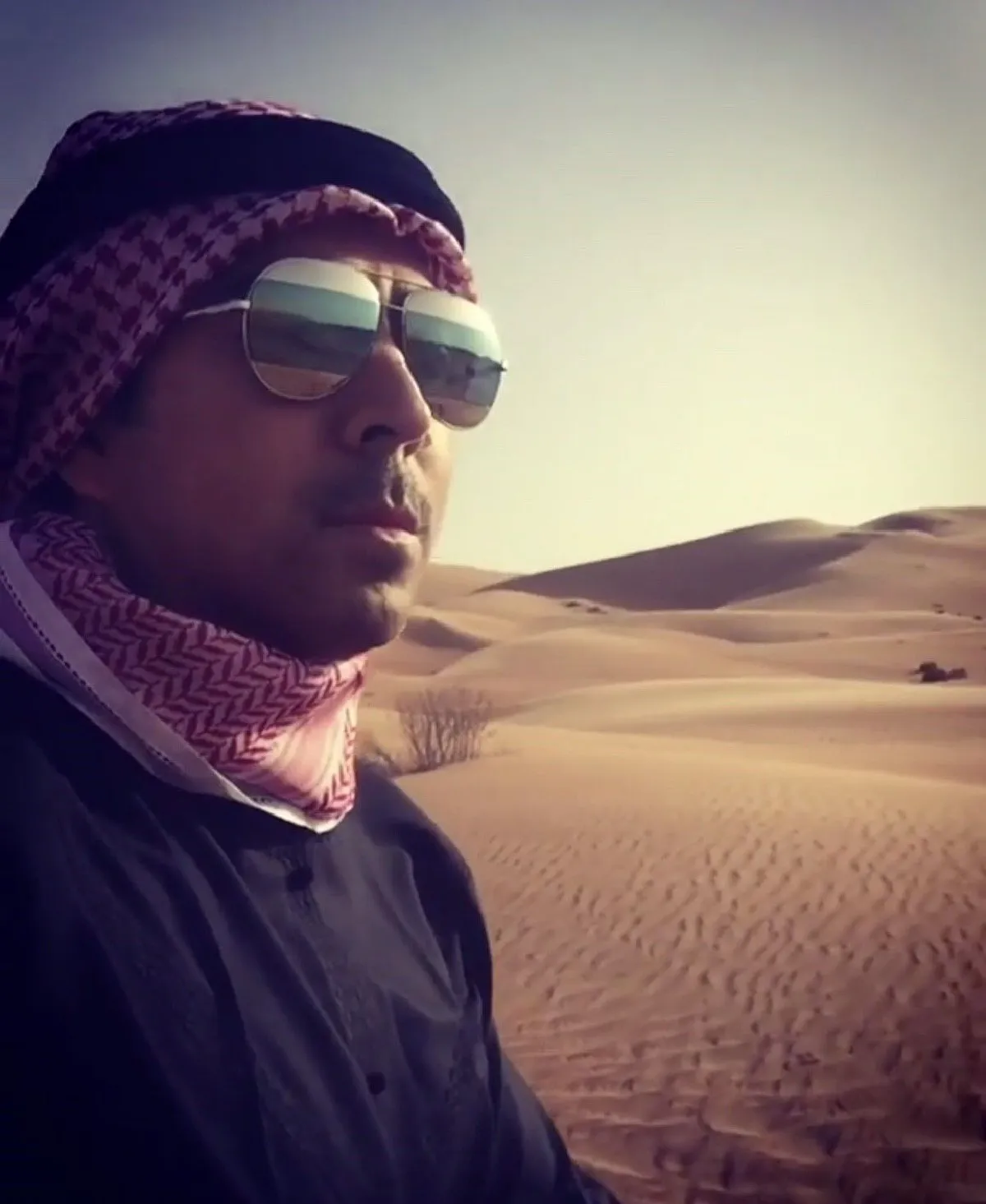 แซม ยุรนันท์ ขี่อูฐเล่นกลางทะเลทราย หล่อเท่ไม่เปลี่ยนในวัย 54 ปี