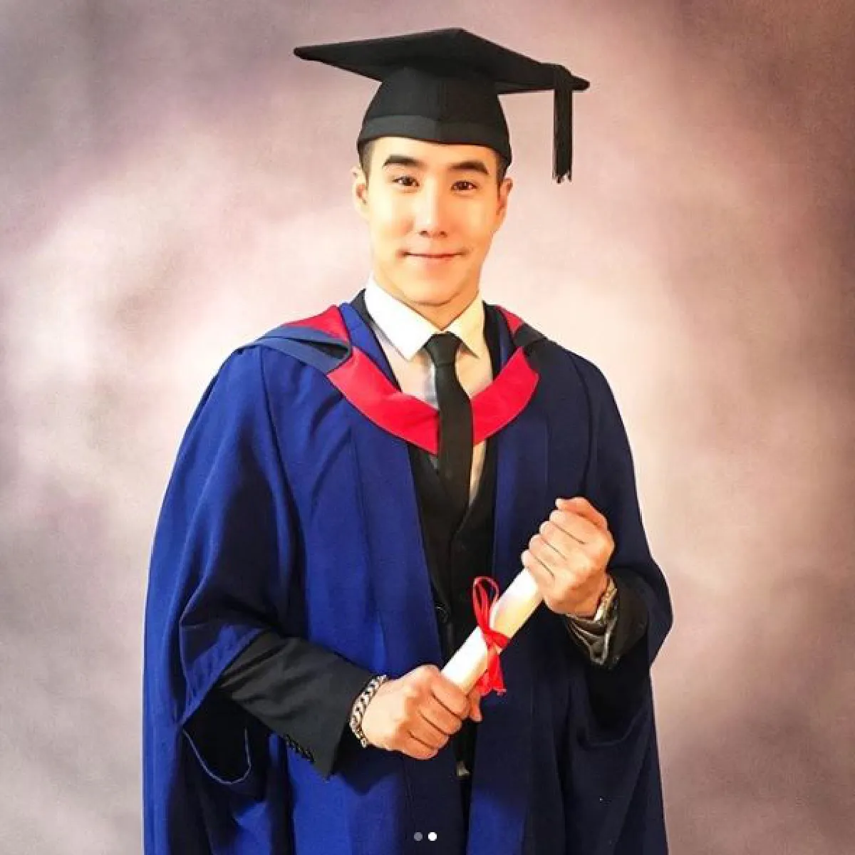 สำเร็จอีกขั้น! เขื่อน K-Otic เผยภาพในชุดครุย เรียนจบปริญญาโทที่อังกฤษ