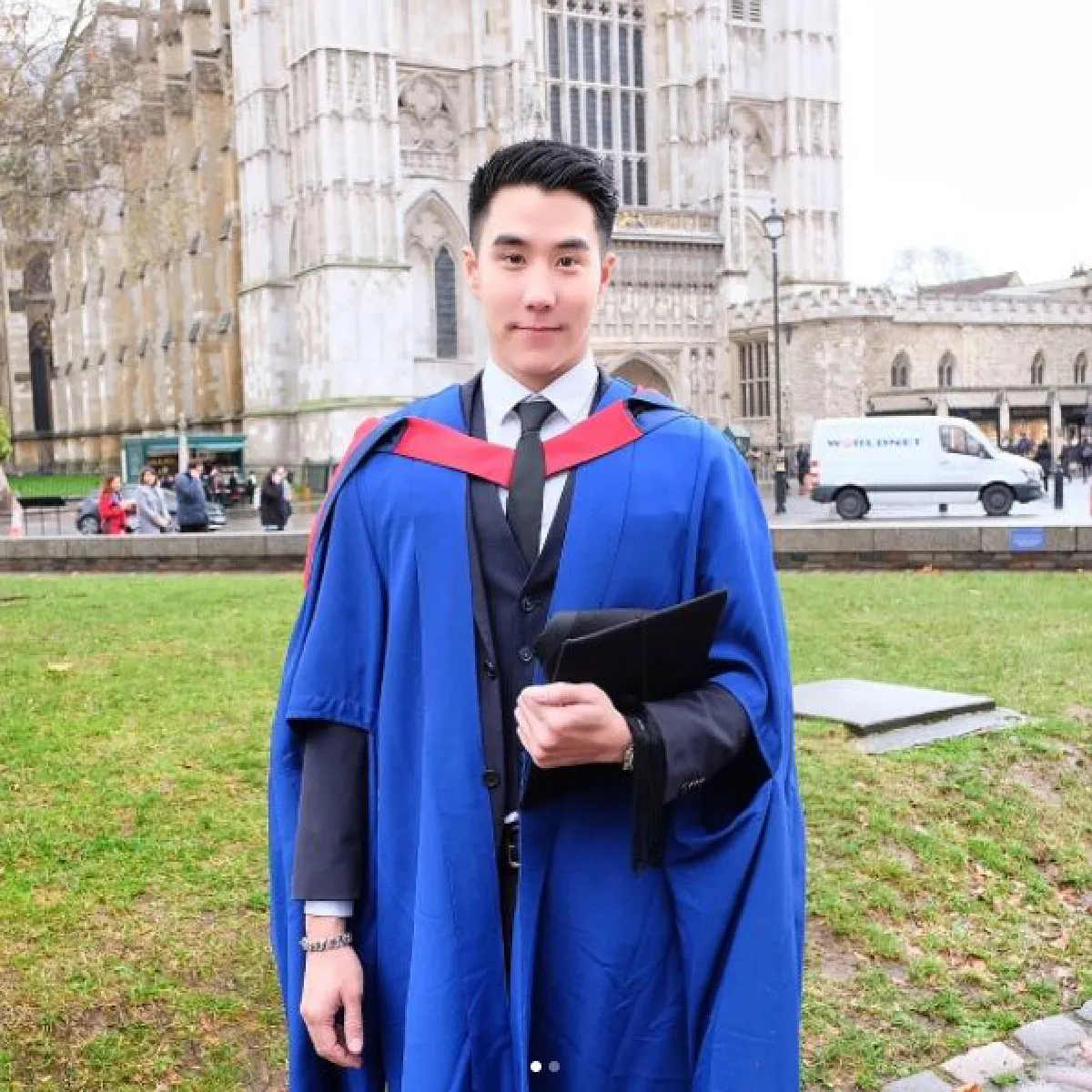 สำเร็จอีกขั้น! เขื่อน K-Otic เผยภาพในชุดครุย เรียนจบปริญญาโทที่อังกฤษ