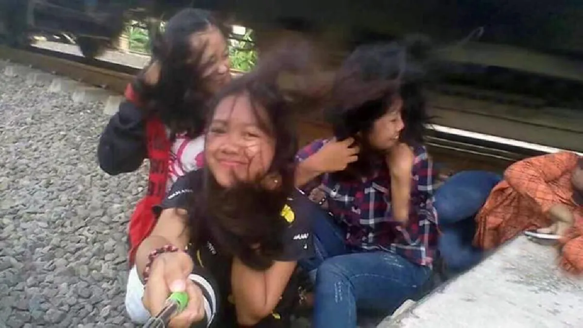 สยอง! สาวอิเหนาเซลฟี่ริมทางรถไฟ โดนเฉี่ยวกระโหลเปิด
