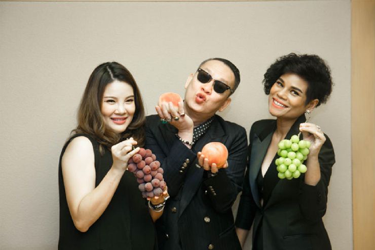 รวมตัวเป็นแม่ค้า ‘ผลไม้แม่เอ๊ย...’ รวมตัวเป็นแม่ค้า ‘ผลไม้แม่เอ๊ย...’