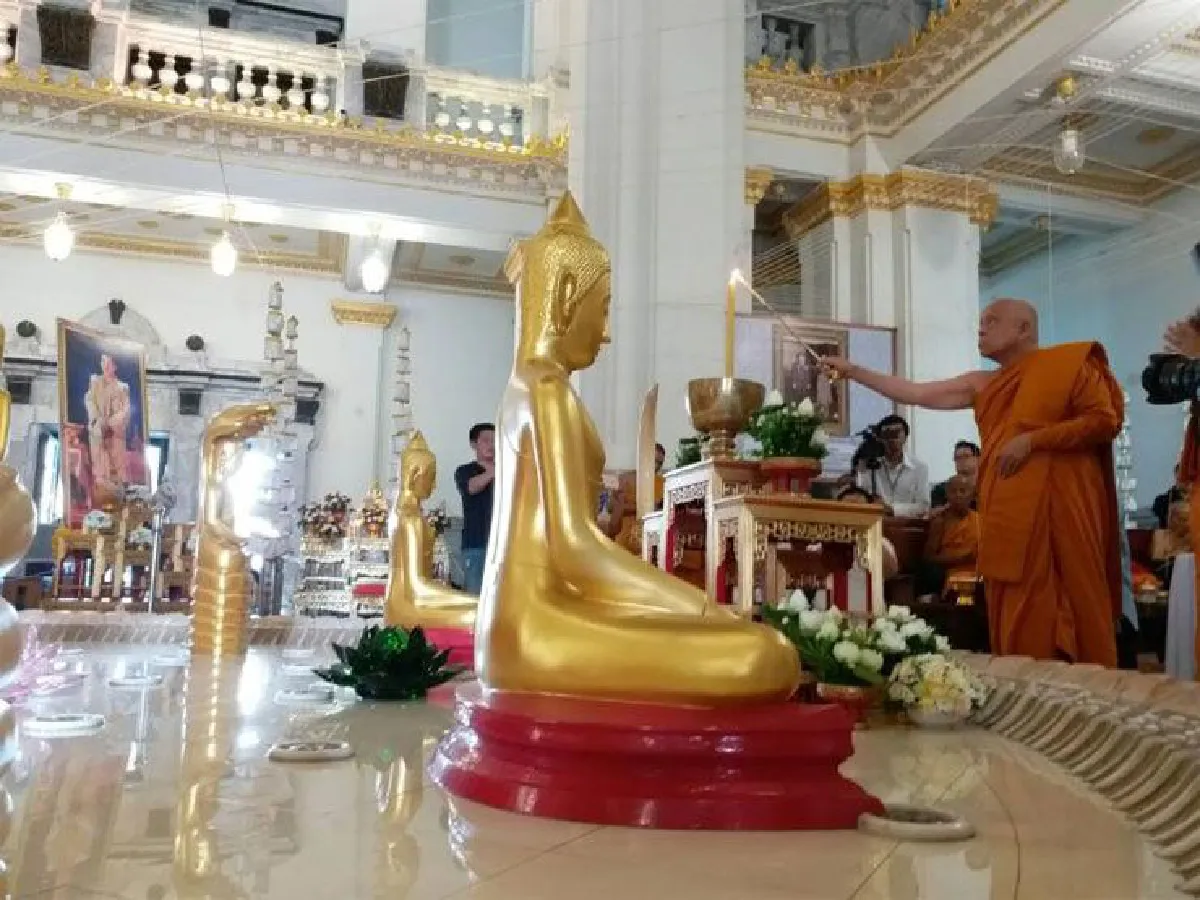 พระสังฆราชทรงอธิษฐานจิต พระกริ่งและเหรียญพระพุทธโสธร