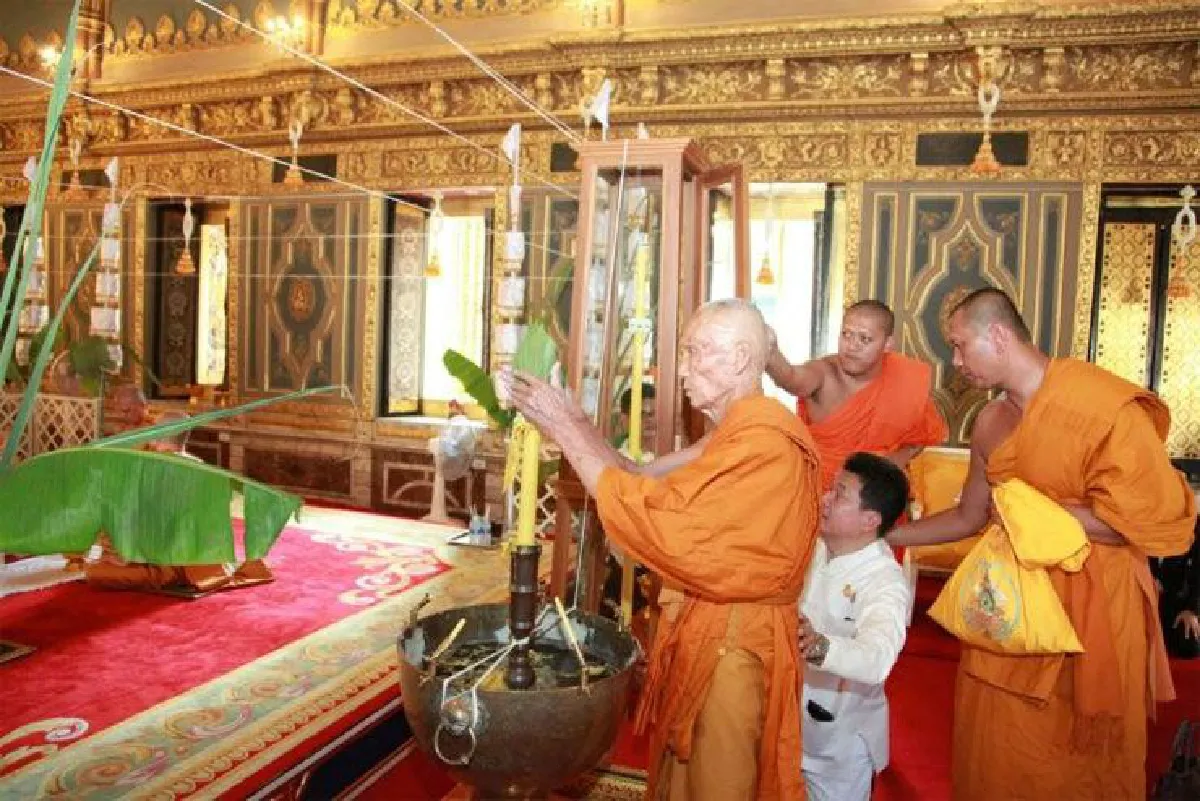 พระสังฆราชทรงอธิษฐานจิต พระกริ่งและเหรียญพระพุทธโสธร