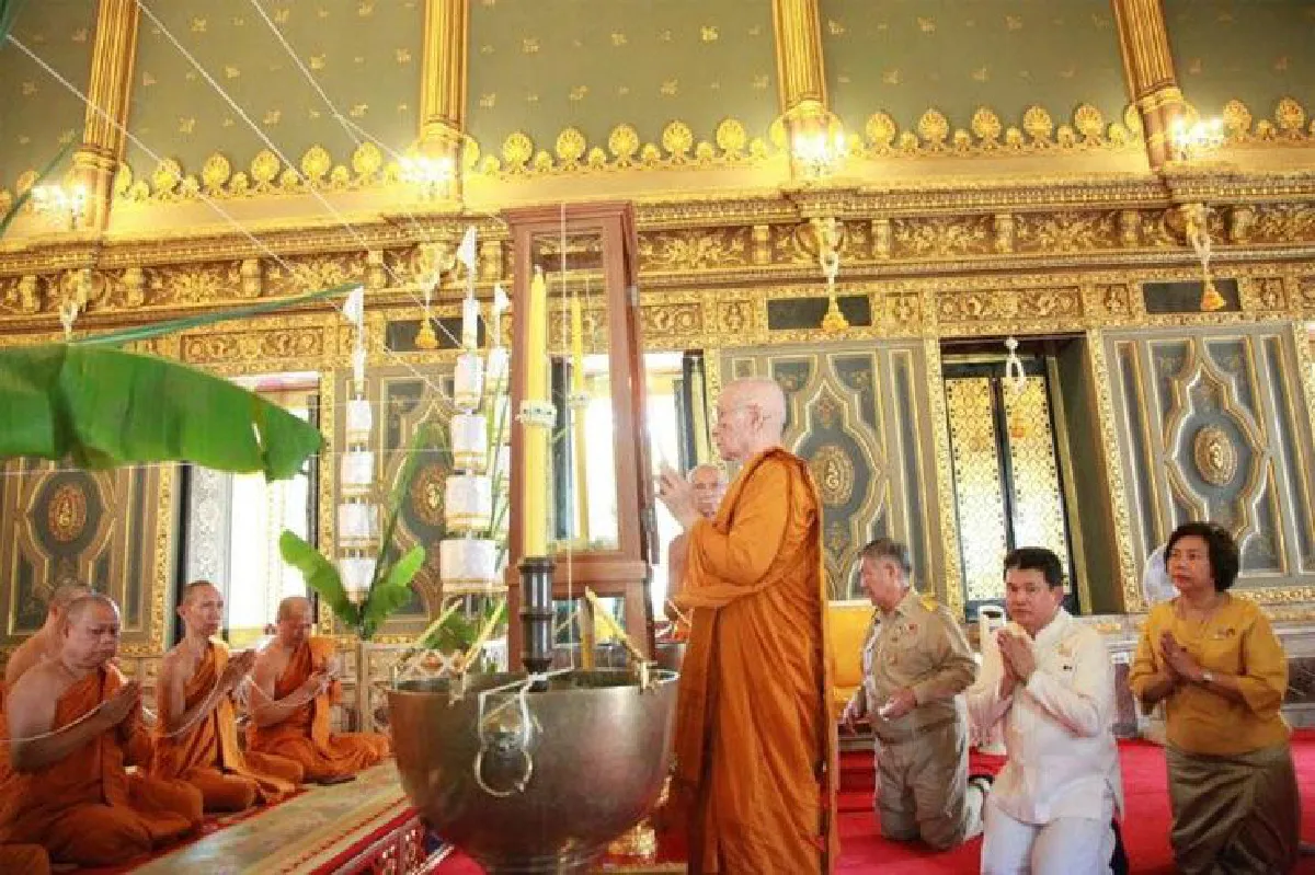 พระสังฆราชทรงอธิษฐานจิต พระกริ่งและเหรียญพระพุทธโสธร