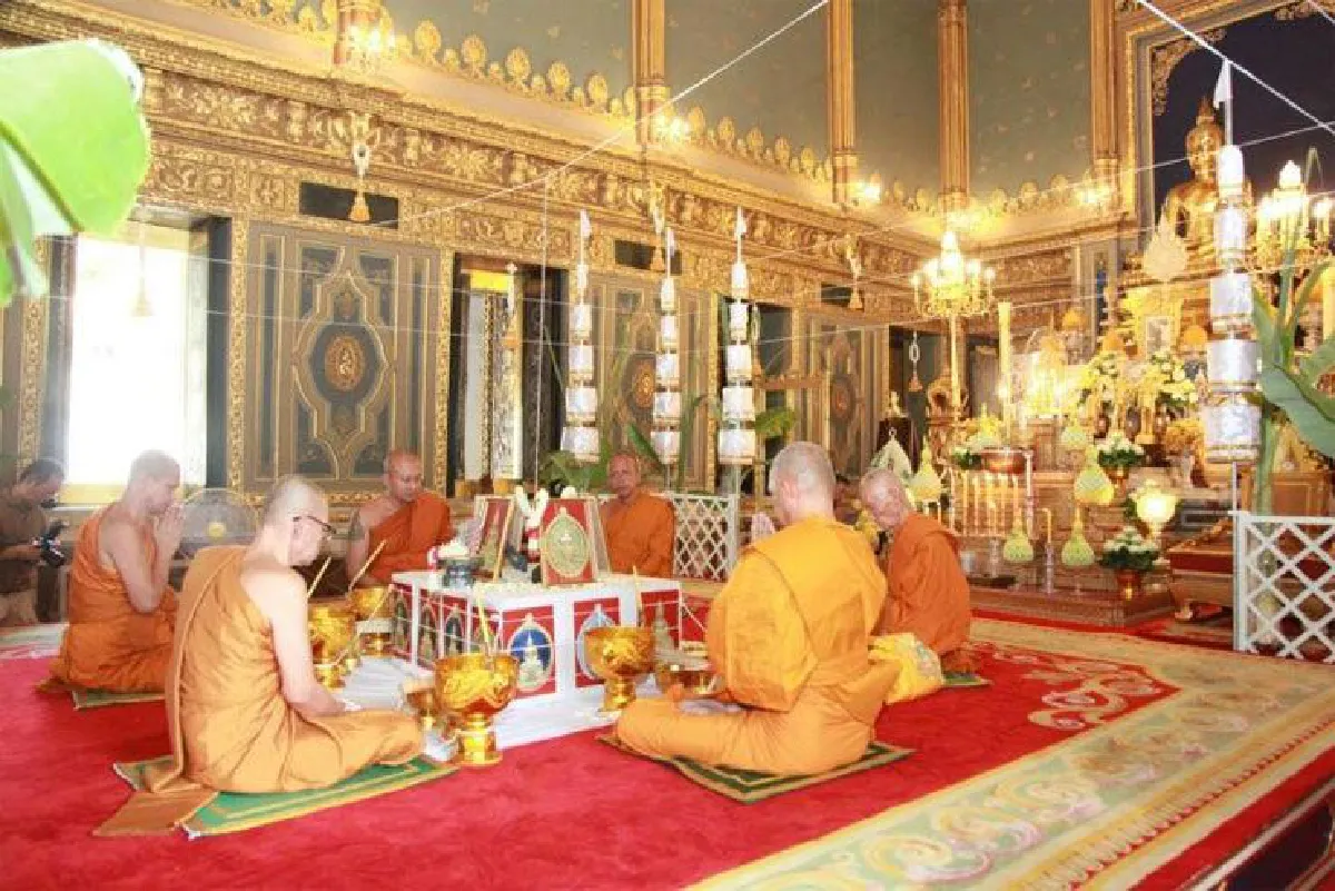 พระสังฆราชทรงอธิษฐานจิต พระกริ่งและเหรียญพระพุทธโสธร