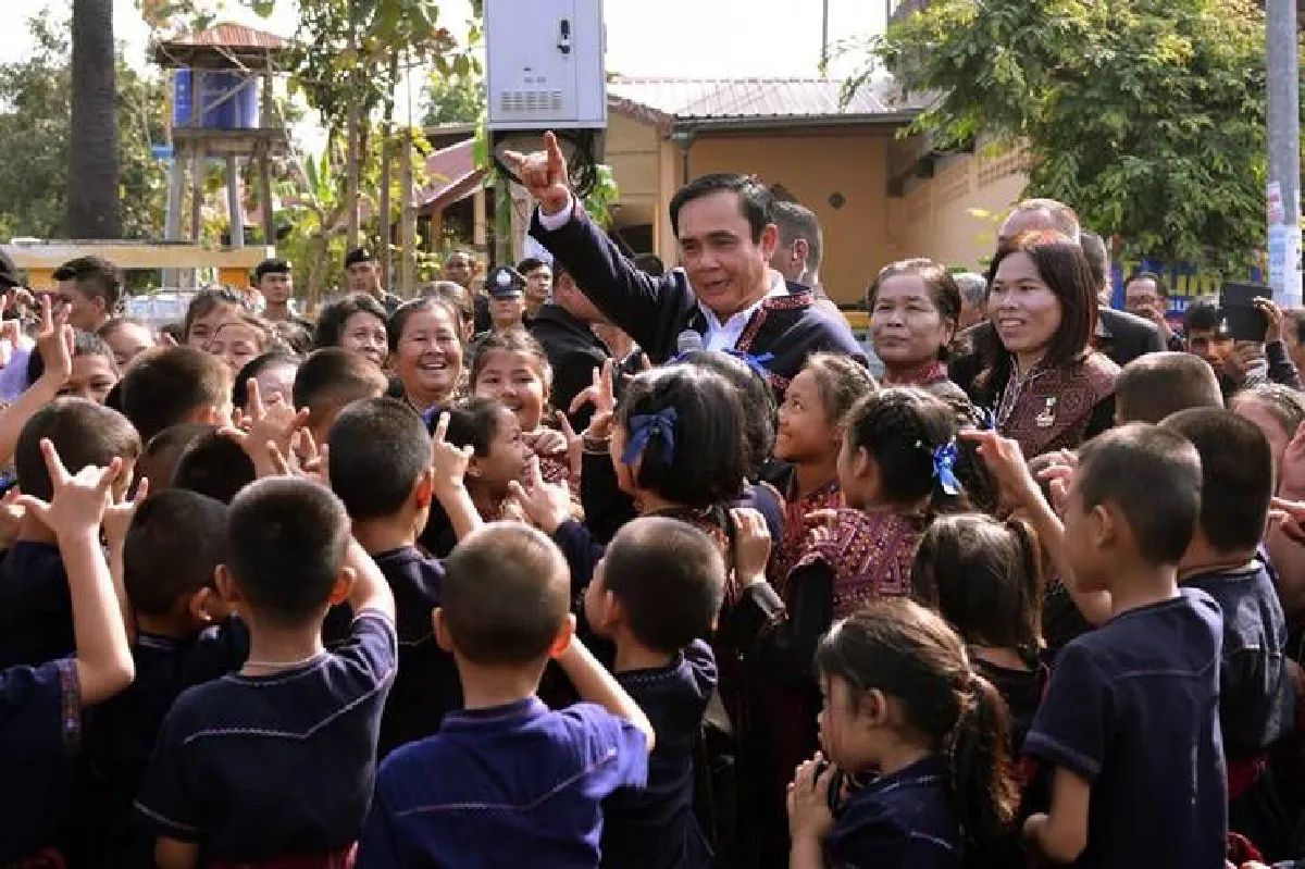 วาระเดินสายลงพื้นที่  หว่านงบชิงมวลชน