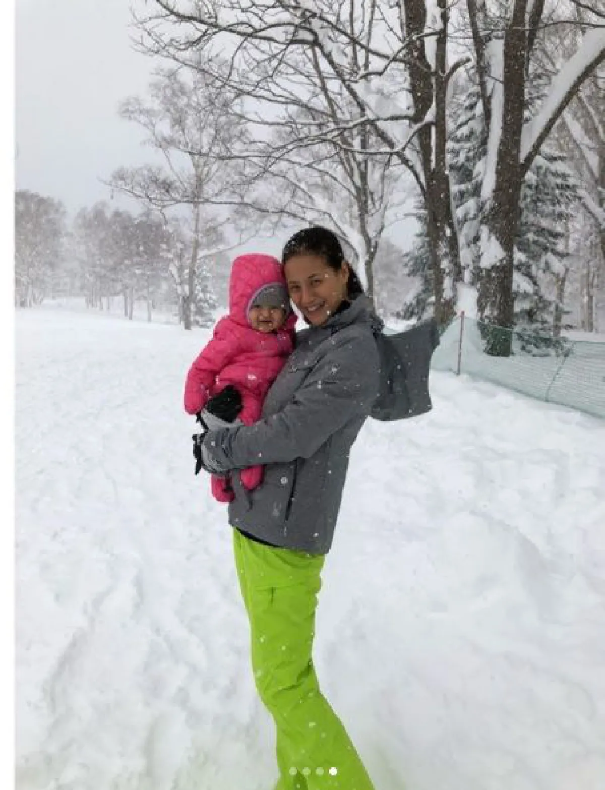 น่าเอ็นดู! น้องทาเรีย ลูกสาวน้ำฝน กุลณัฐ สัมผัสหิมะครั้งแรกที่ญี่ปุ่น