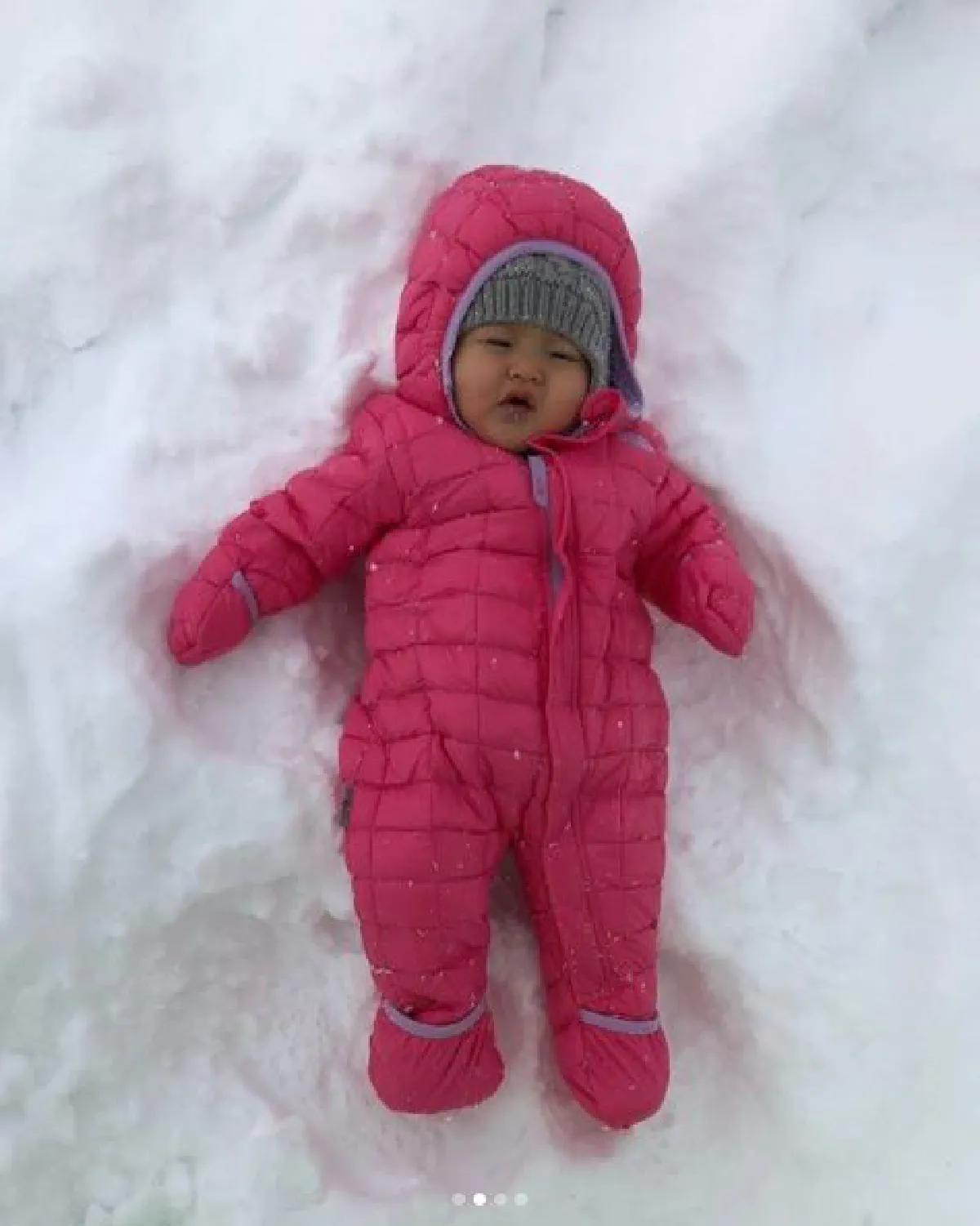 น่าเอ็นดู! น้องทาเรีย ลูกสาวน้ำฝน กุลณัฐ สัมผัสหิมะครั้งแรกที่ญี่ปุ่น