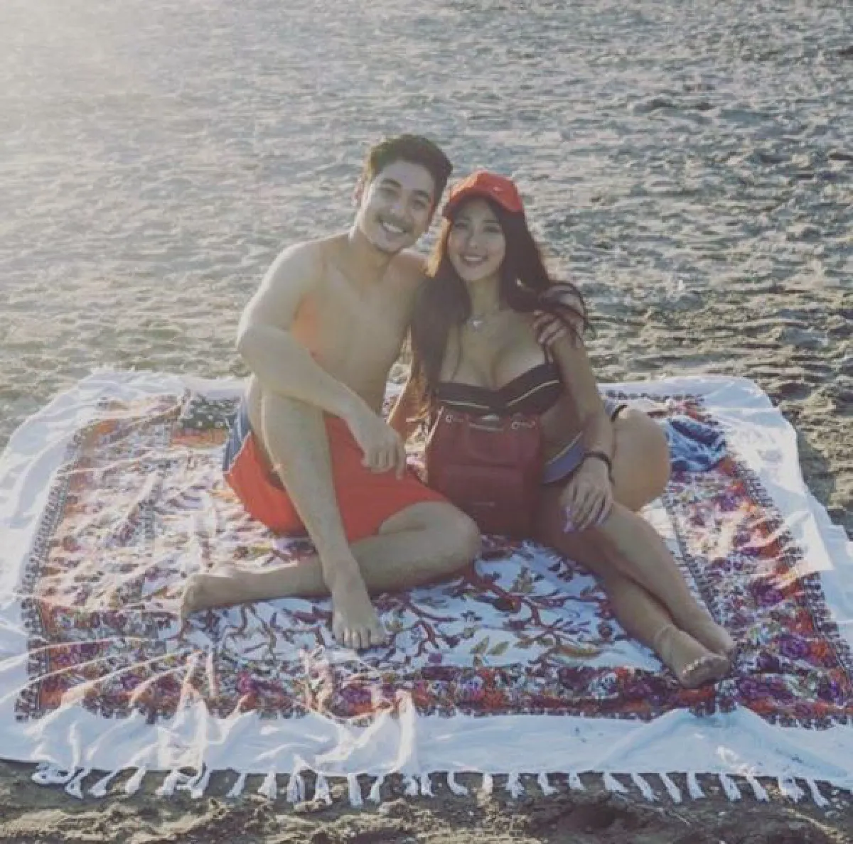 แซ่บจัดเต็มทุกทริป! หวาย ปัญญริสา สวีทแนบชิดแฟนหนุ่มริมทะเล