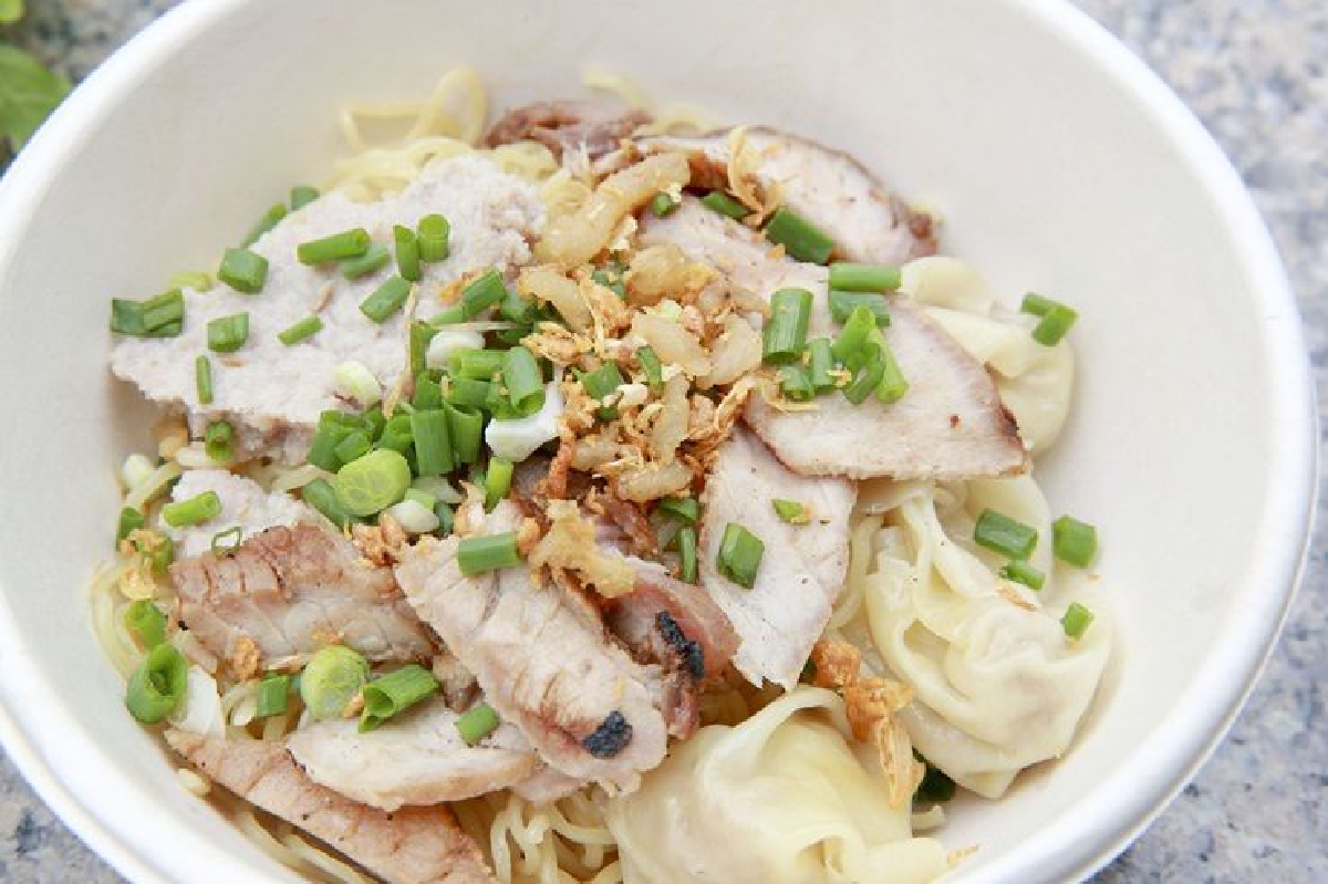 42 ปีบะหมี่บุญเลิศฯ รสชาติหมูย่างหมูกรอบขนานแท้ 42 ปีบะหมี่บุญเลิศฯ รสชาติหมูย่างหมูกรอบขนานแท้