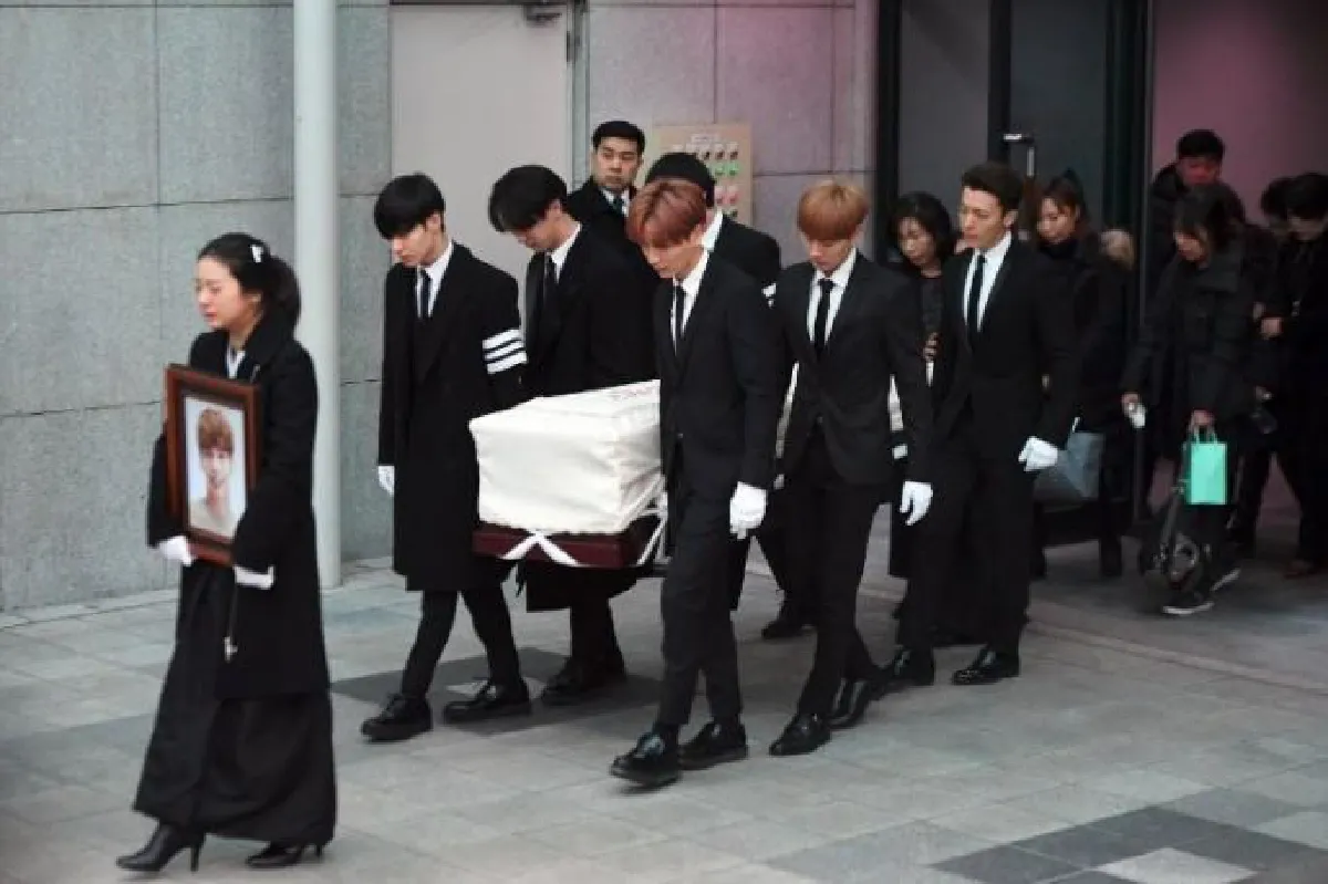 สมาชิกวง SHINee-ศิลปินร่วมค่ายส่ง จงฮยอน เป็นครั้งสุดท้าย