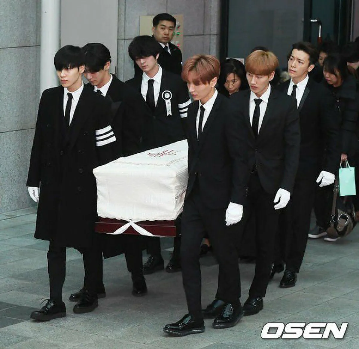 สมาชิกวง SHINee-ศิลปินร่วมค่ายส่ง จงฮยอน เป็นครั้งสุดท้าย