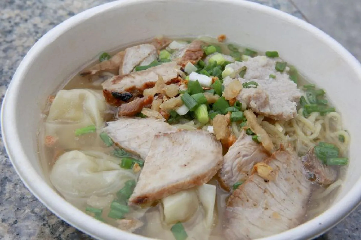 42 ปีบะหมี่บุญเลิศฯ รสชาติหมูย่างหมูกรอบขนานแท้