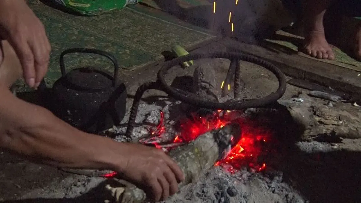 ทำครัวบนบ้านนั่งล้อมวงหน้าเตาแก้หนาวภูมิปัญญาชาวเขา