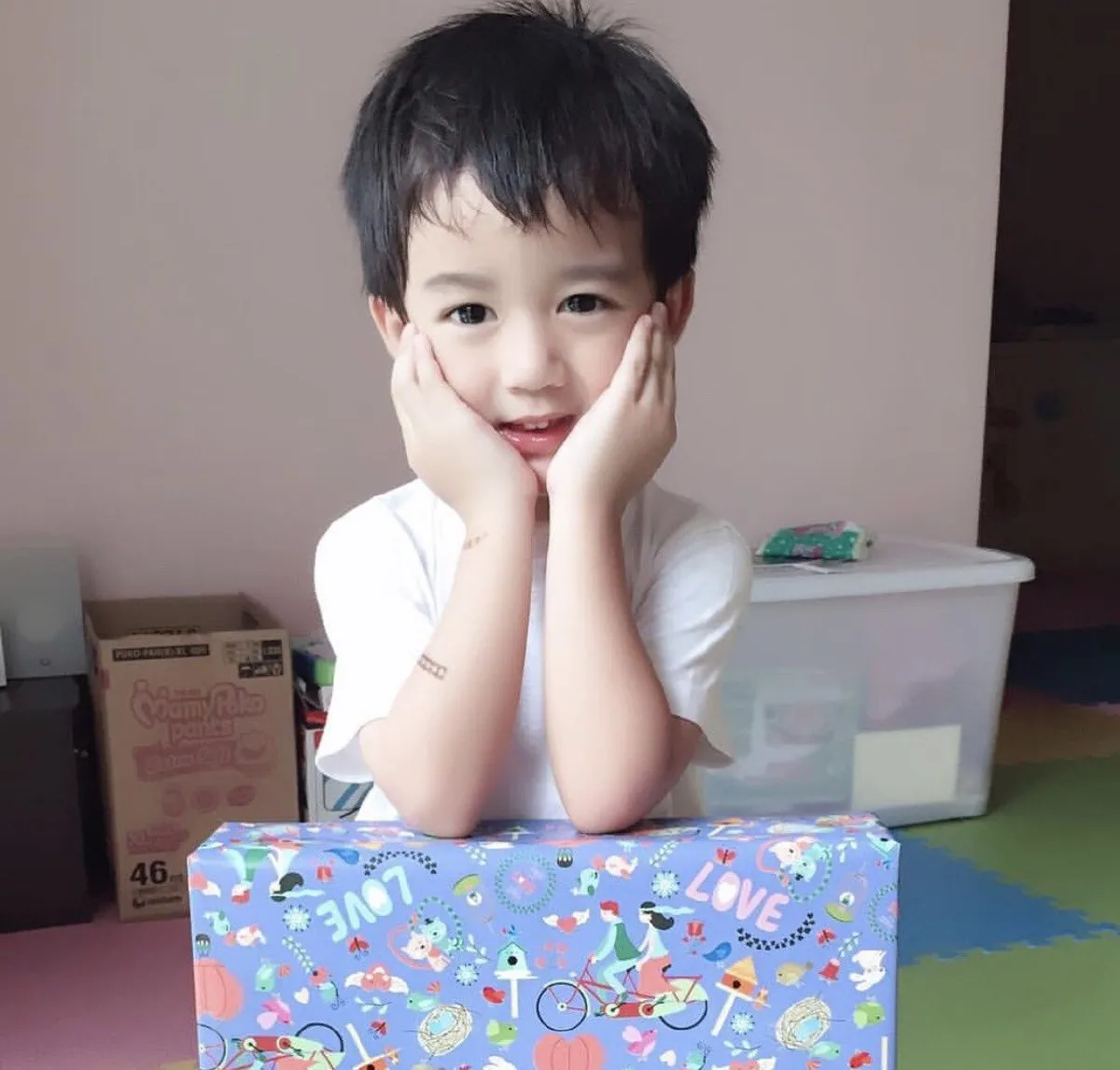 น่าเอ็นดูที่สุด! น้องณดล ลูกชายแม่กบ นับวันยิ่งฉายแววความหล่อ