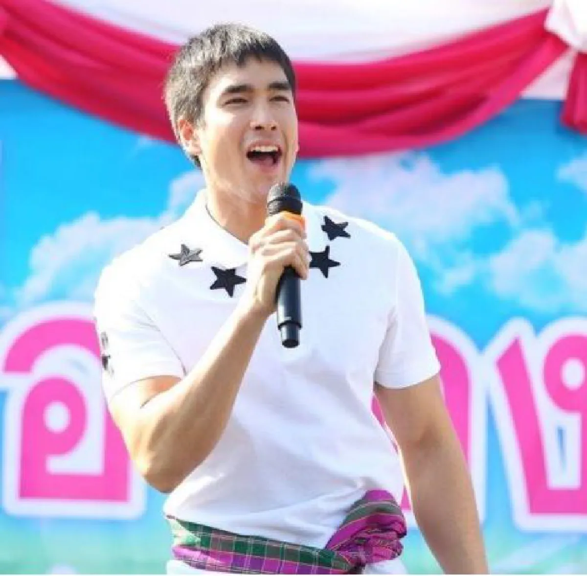 ส่องวันสบายๆของ ณเดชน์ แต่งตัวสุดชิลหิ้วถุงมะขามขึ้นรถไฟฟ้า
