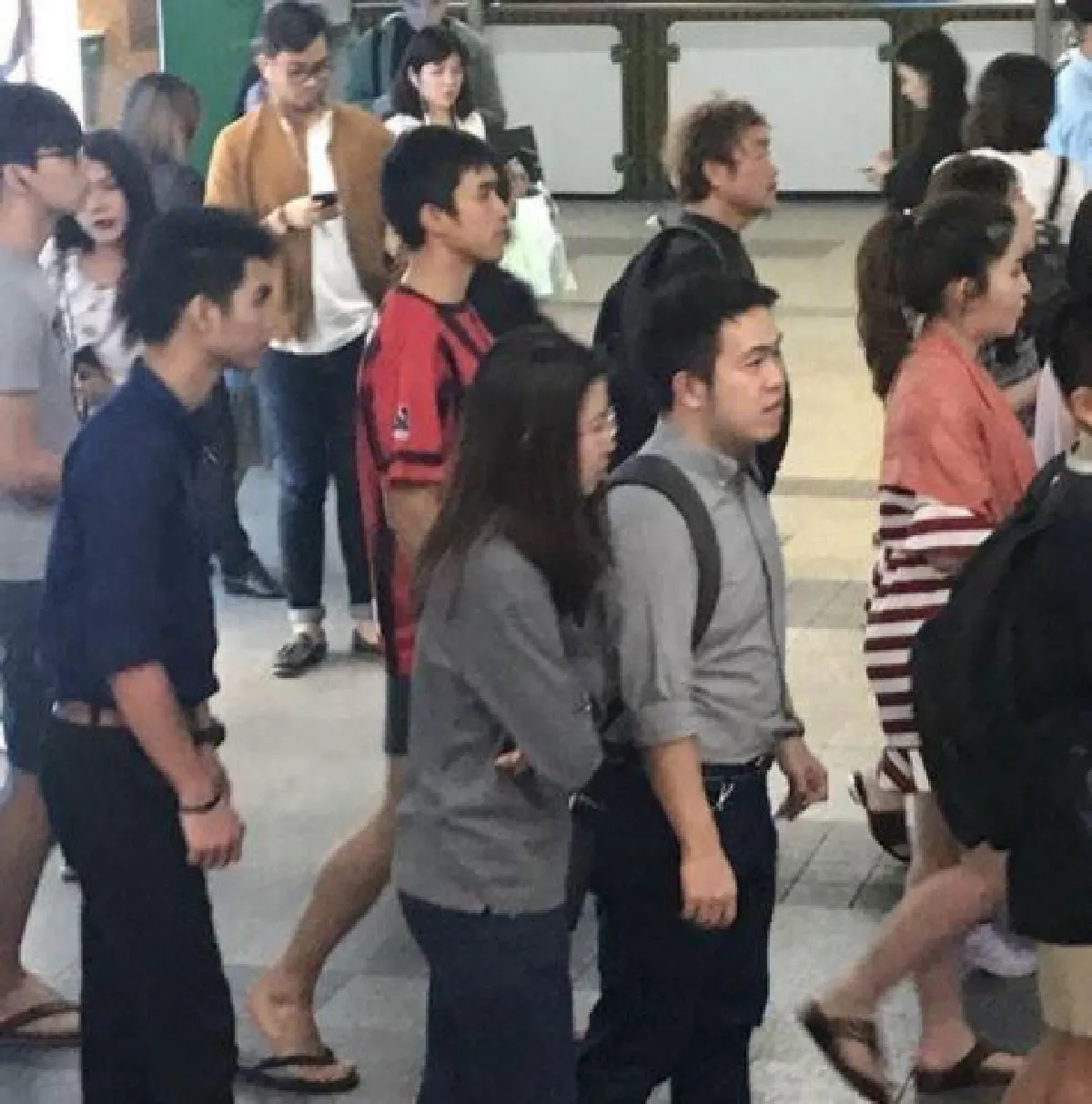 ส่องวันสบายๆของ ณเดชน์ แต่งตัวสุดชิลหิ้วถุงมะขามขึ้นรถไฟฟ้า