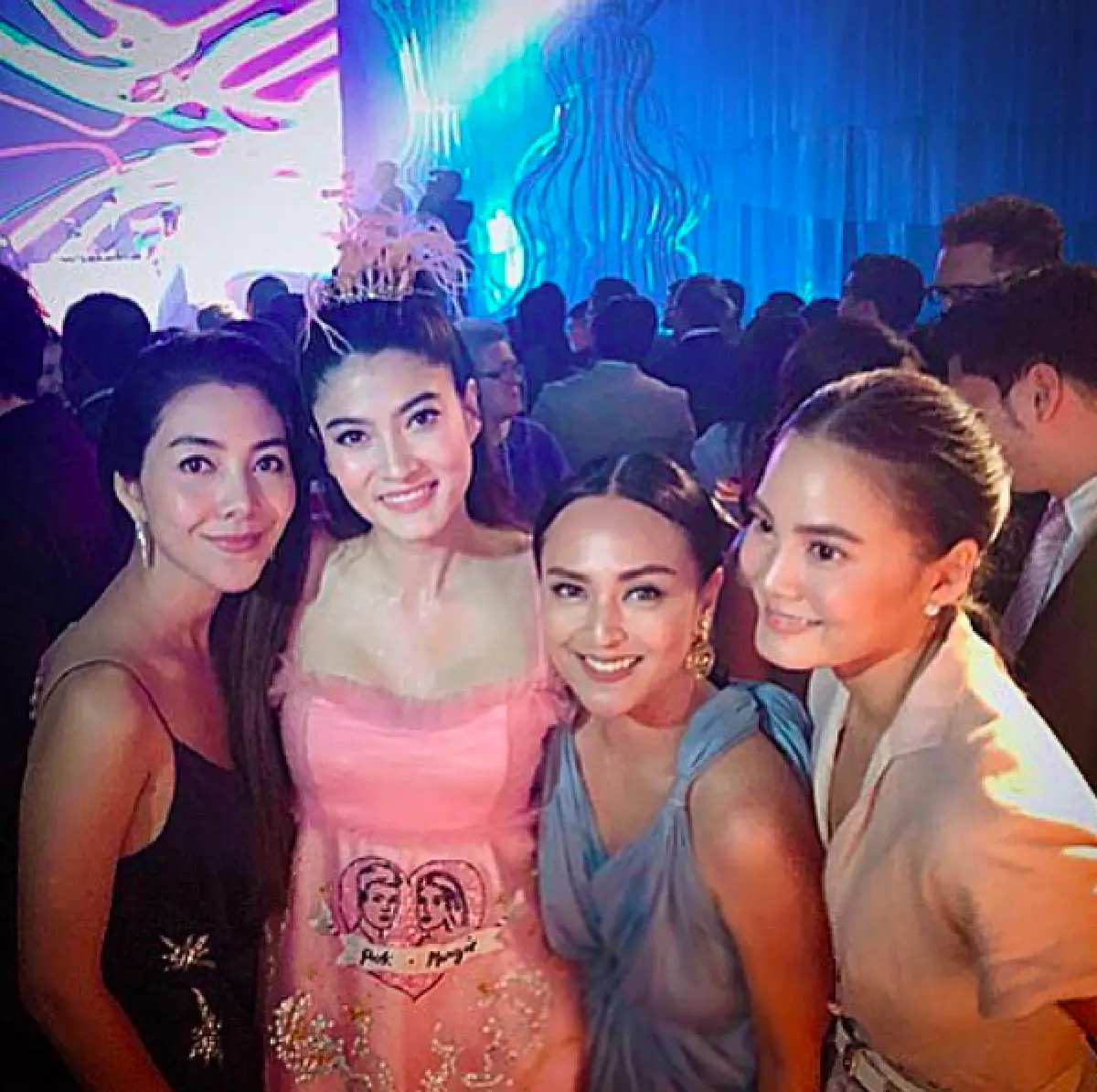 รวมตัวเหล่าพระเอกนางเอก คนบันเทิงร่วมเป็นสักขีพยานในงานแต่ง “ป๊อก-มาร์กี้”