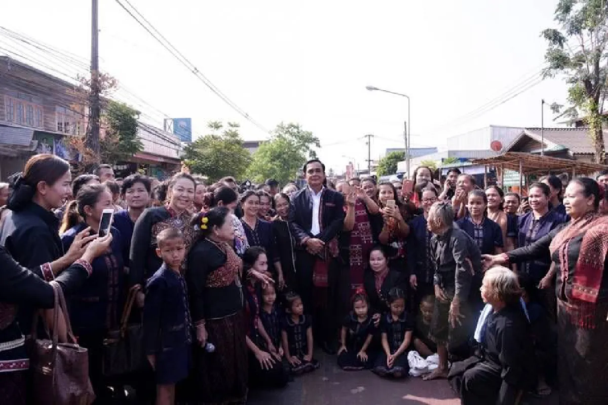 "ซานต้าตู่" แจกของขวัญได้ใจมวลชน ปูทางการเมือง