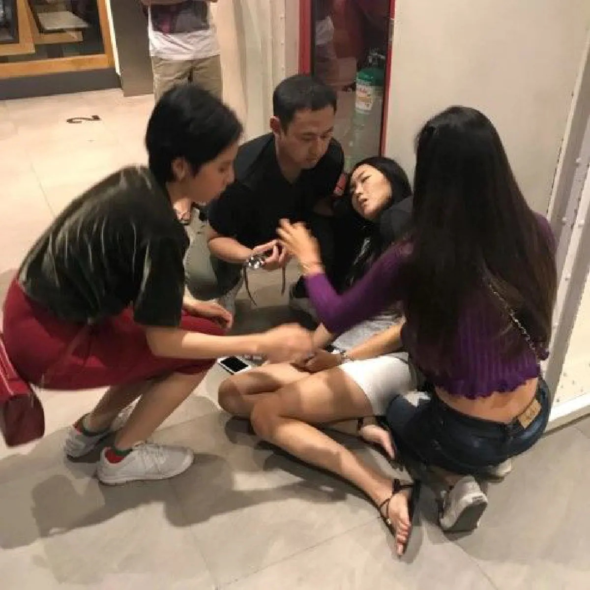 น้ำใจงาม! 2 สาวรายการดังช่วย เข้าช่วยสาวเกาหลีเป็นลมในห้าง