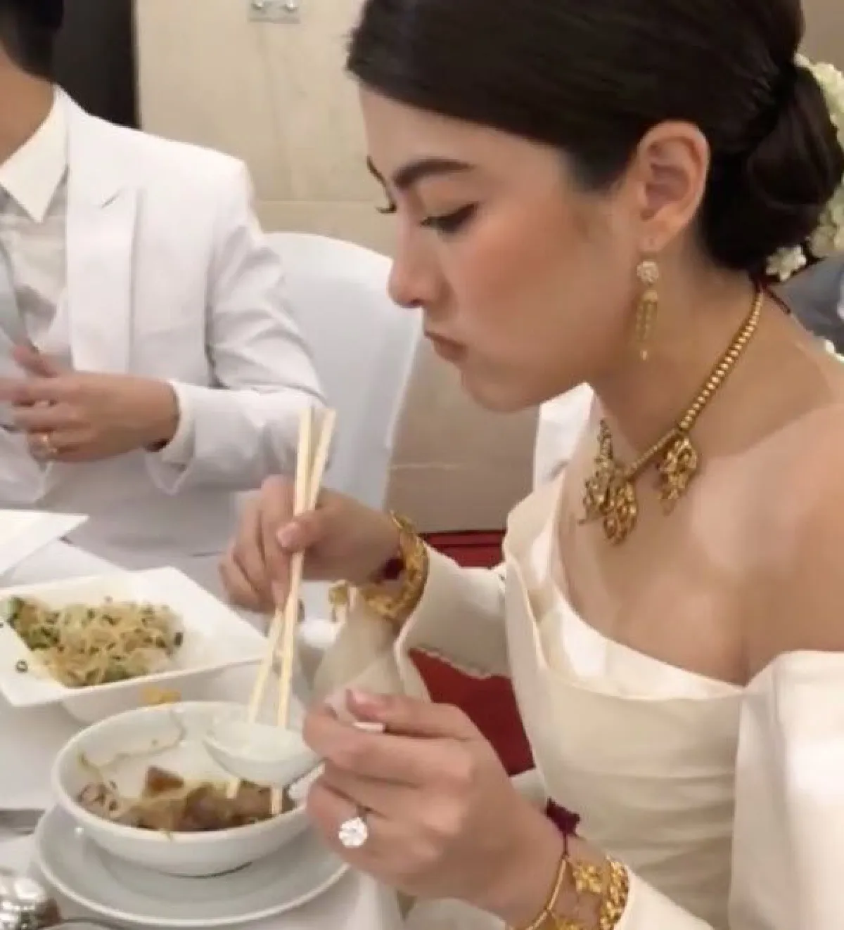 ไม่ธรรมดา!! ซูมแหวนเพชรแต่งงาน 4.1 กะรัต ของ “มาร์กี้”