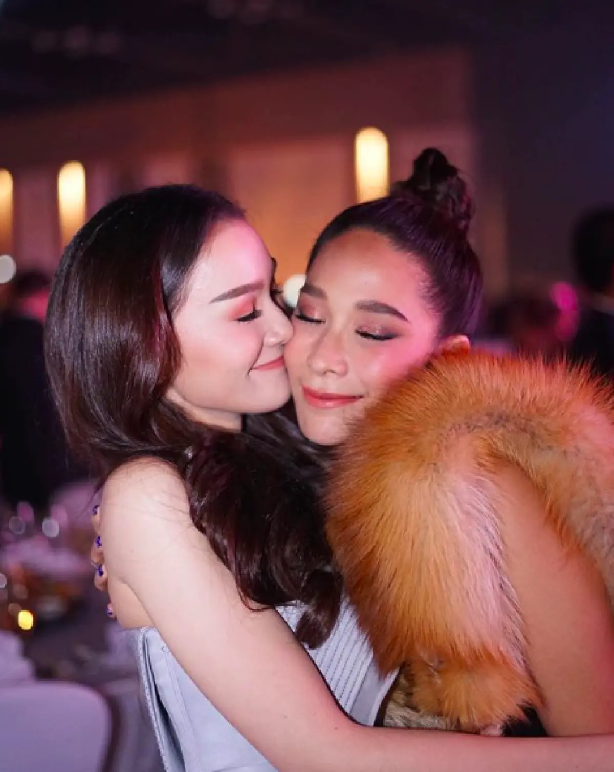 รวมตัวเหล่าพระเอกนางเอก คนบันเทิงร่วมเป็นสักขีพยานในงานแต่ง “ป๊อก-มาร์กี้”