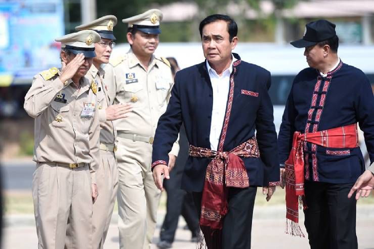 "ซานต้าตู่" แจกของขวัญได้ใจมวลชน ปูทางการเมือง "ซานต้าตู่" แจกของขวัญได้ใจมวลชน ปูทางการเมือง