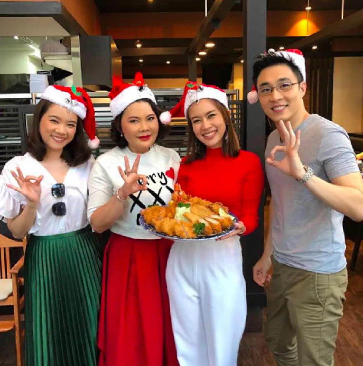 “สรยุทธ” ฉลองเทศกาลคริสต์มาสกับ “ไบรท์-ไก่-เซน” ตามประสาคนคอข่าว อย่างอบอุ่น